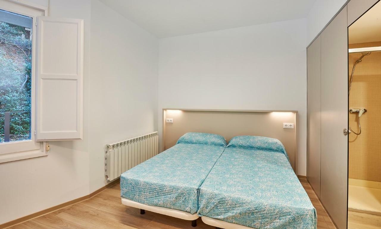 Alberg Abat Oliba Monistrol de Montserrat Exterior photo A bedroom with two single beds